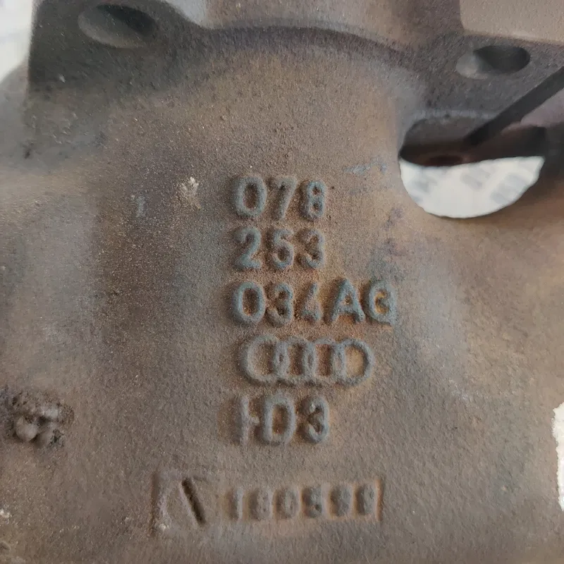 Колектор випускний Audi A6 C4 (94-97) правий OEM 78253034