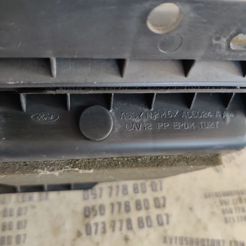 Бардачок Ford Focus MK1 (98-04) OEM 2m5xa06024