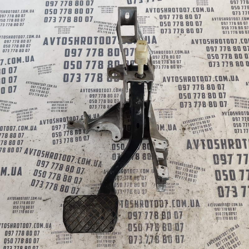 Педаль тормозу Volkswagen Passat B5 (96-05) OEM 8d1721117k