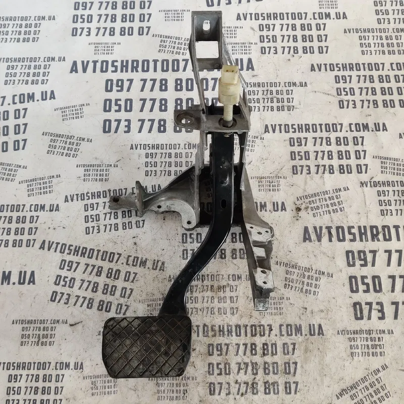Педаль тормозу Volkswagen Passat B5 (96-05) OEM 8d1721117k