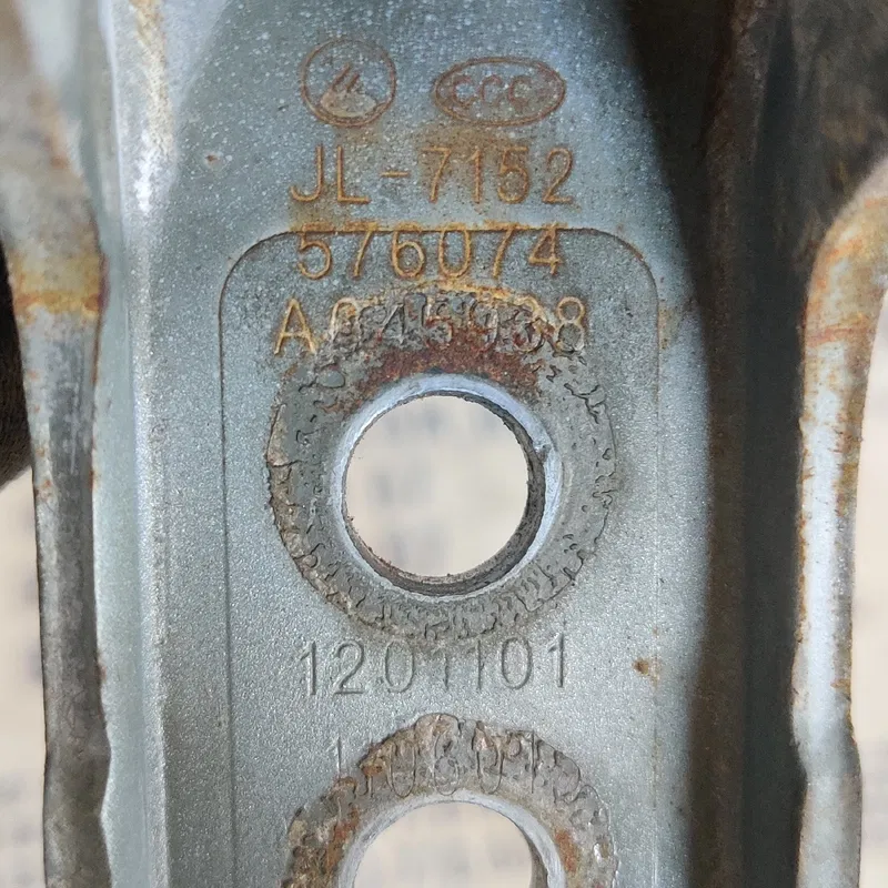 Завіса двері Geely MK (06-15) 1.5 бенз Пер. ліва OEM 1201101