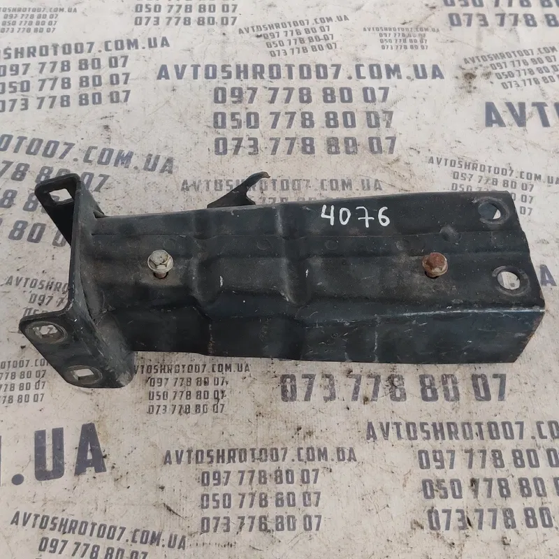 Кронштейн бампера MB CLS W219 04-10 перед. пр. OEM 130770000