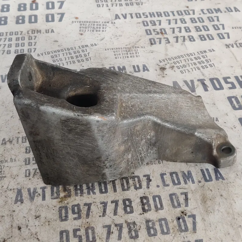 Кронштейн двигуна VW Passat B5 (96-05) лівий OEM 8D0199307J