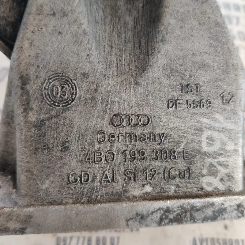 Кронштейн подушки двигуна VW Passat B5 правий OEM 4b0199308
