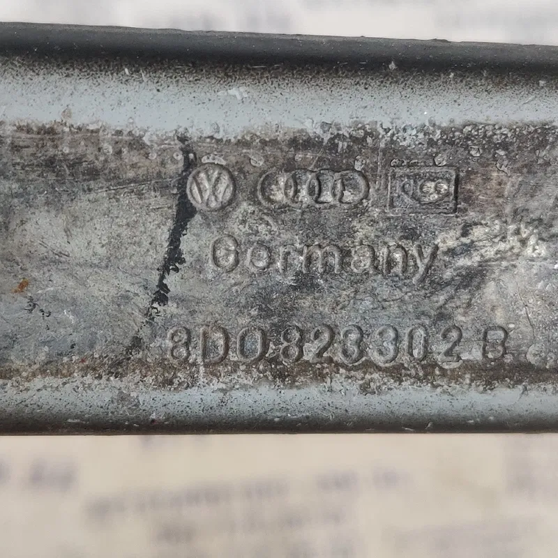 Петля капоту VW Passat B5 (96-05) права OEM 8D0823302B