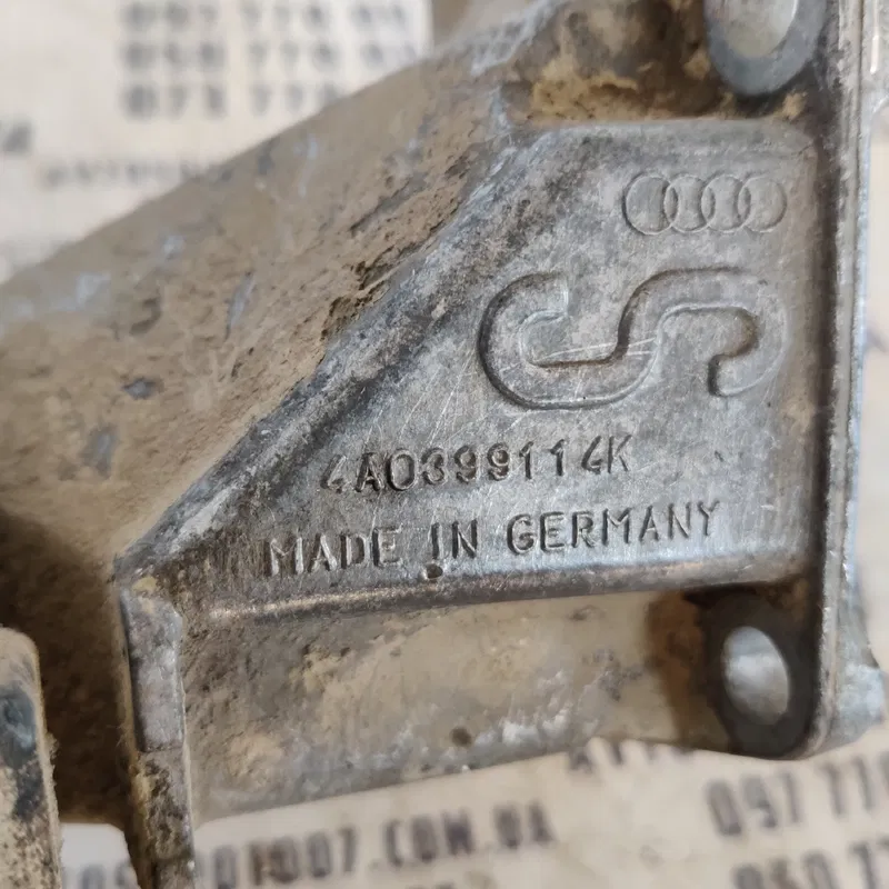 Кронштейн подушки двигуна Audi A6 C4 права OEM 4A0399114K