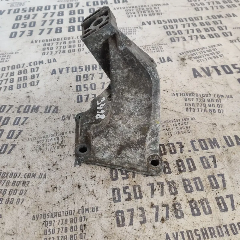 Кронштейн подушки Audi A8 D2 (94-02) права OEM 4d0199308a