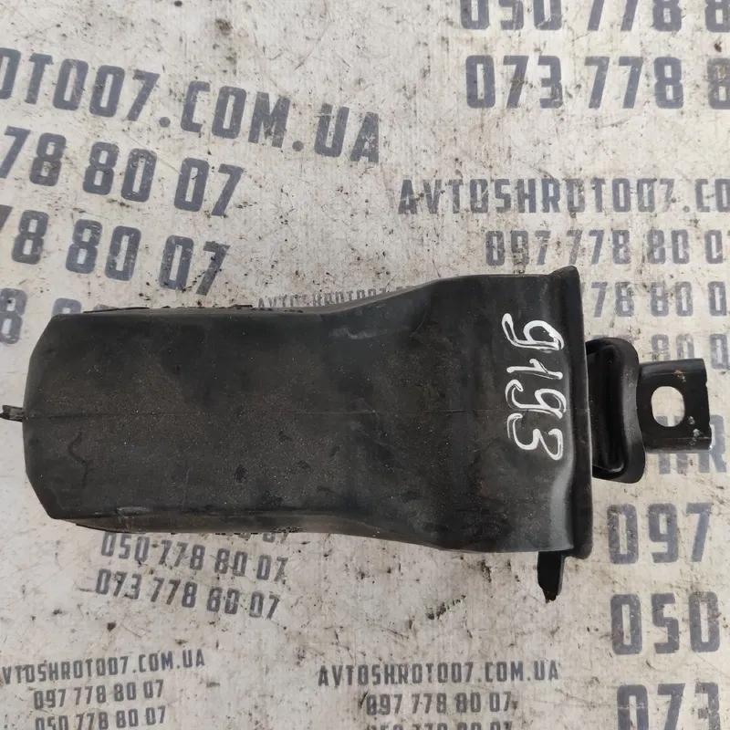 Обмежувач дверей VW Passat B8 USA (11-19) зад.пр. 561837267