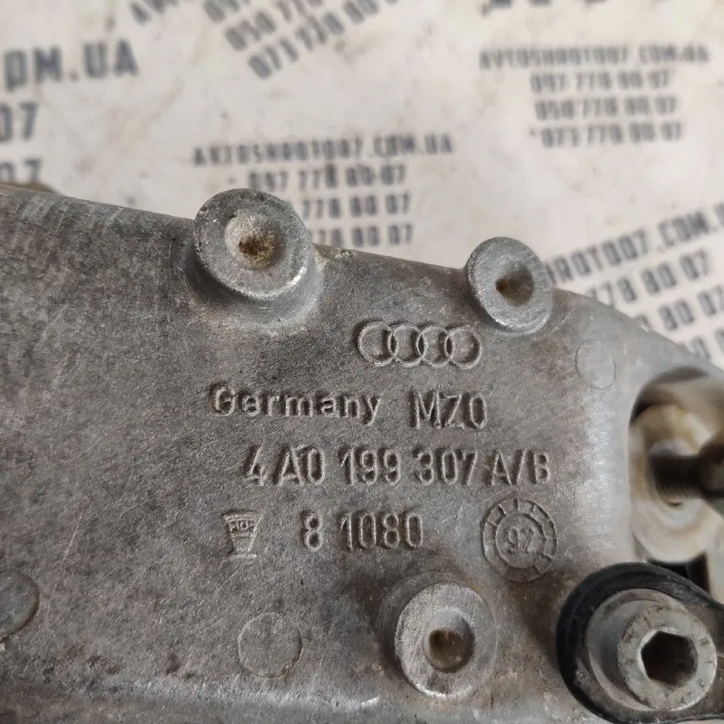 Кронштейн подушки двигуна Audi A6 C4 94-97 лівий 4a0199307a
