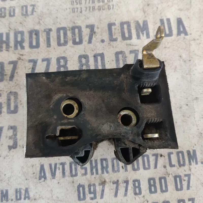 Замок дверей Audi 80 B3 (86-91) перед. правий OEM 893837016d