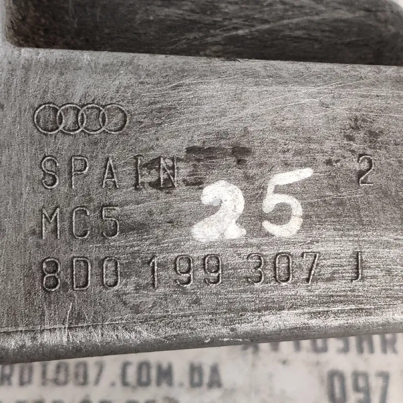 Кронштейн двигуна VW Passat B5 (96-05) лівий OEM 8D0199307J