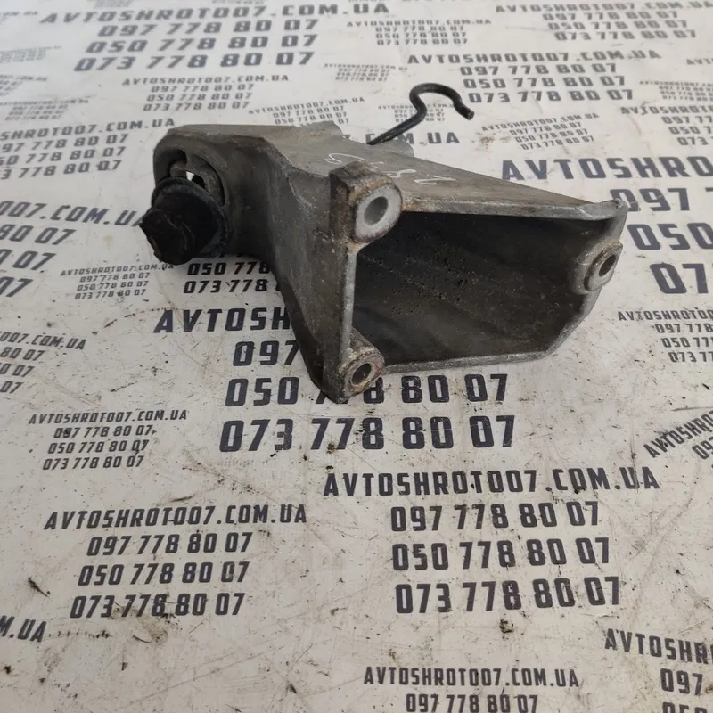 Кронштейн подушки двигуна Audi A6 C4 94-97 лівий 4a0199307a