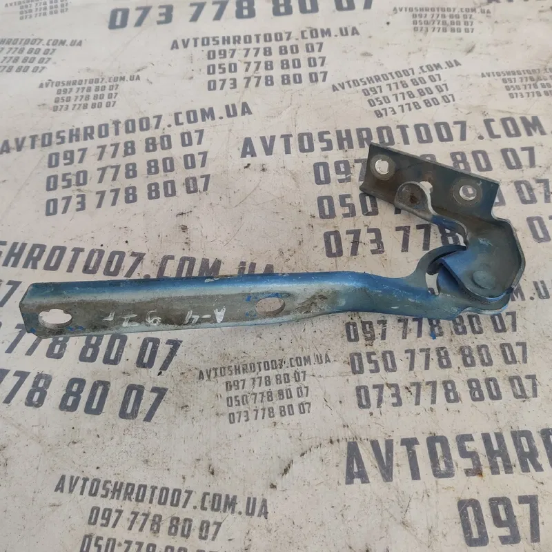 Петля капоту Audi A4 B5 (94-01) права OEM 8D0823302B