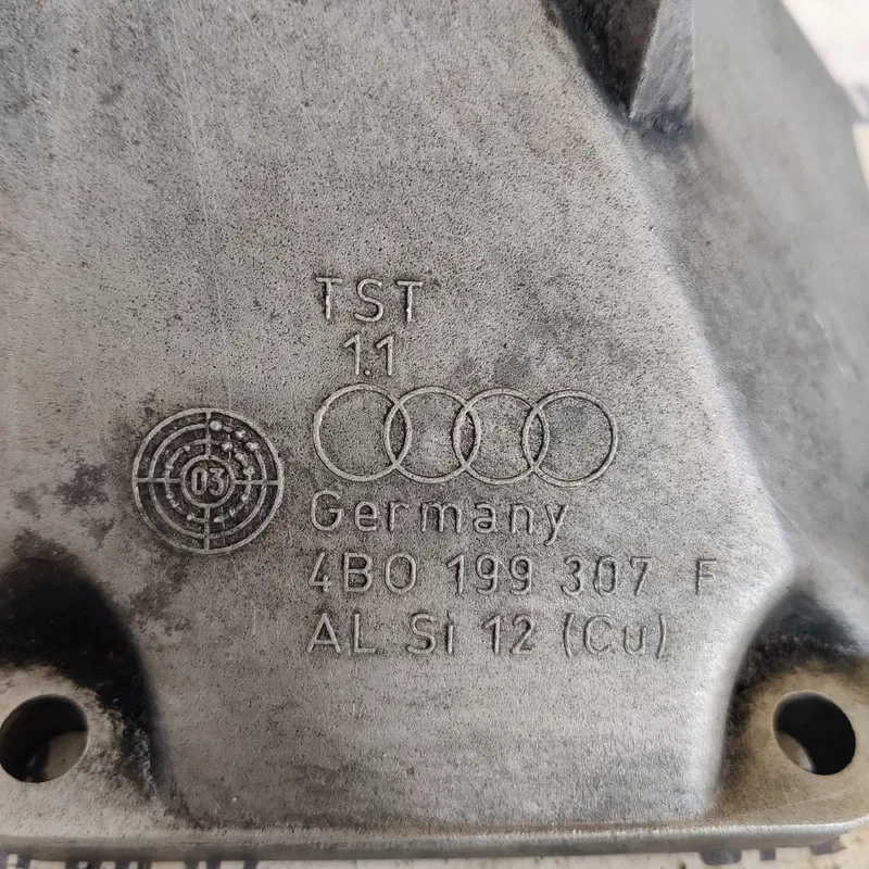Кронштейн подушки Audi A6 C5 (97-05) ліва OEM 4b0199307f