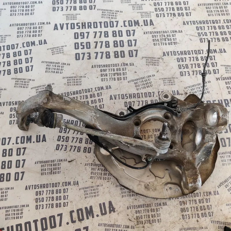 Кулак поворотний лівий Mercedes W205 (14-21) OEM A000421352C