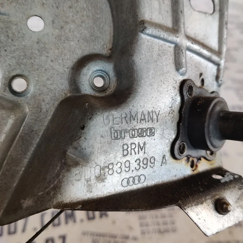 Склопідіймач Audi A4 B5 задній лівий OEM 8D0839399A