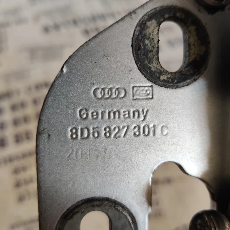 Петля капоту задня ліва VW Passat B5 (96-05) OEM 8d5827301c
