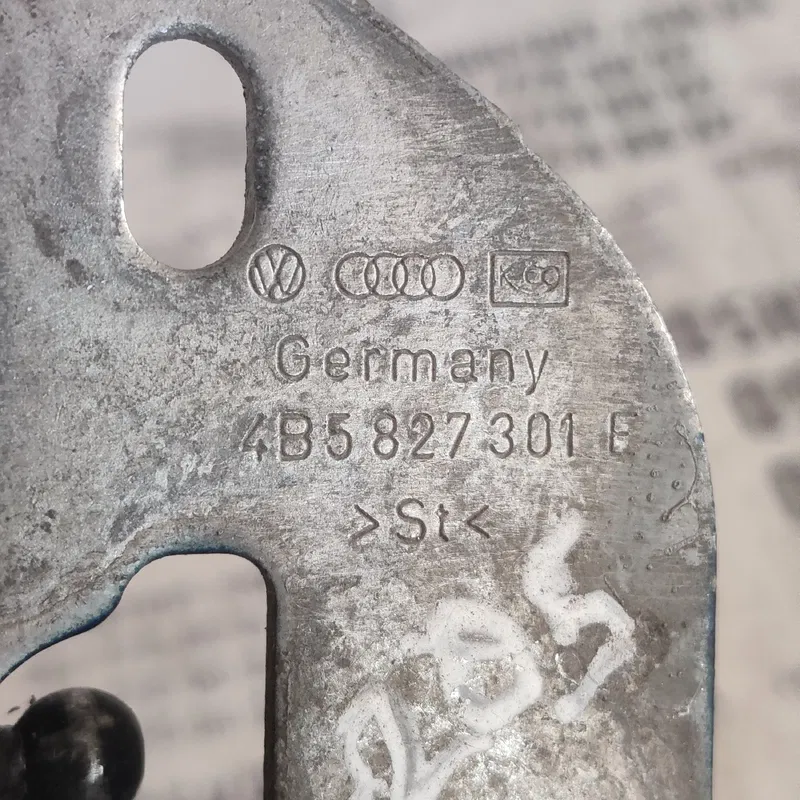 Петля капоту Audi A6 C5 (97-05) ліва OEM 4B5827301E