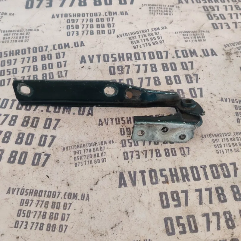Петля капоту Audi A6 C4 (94-97) права OEM 4a0823302f