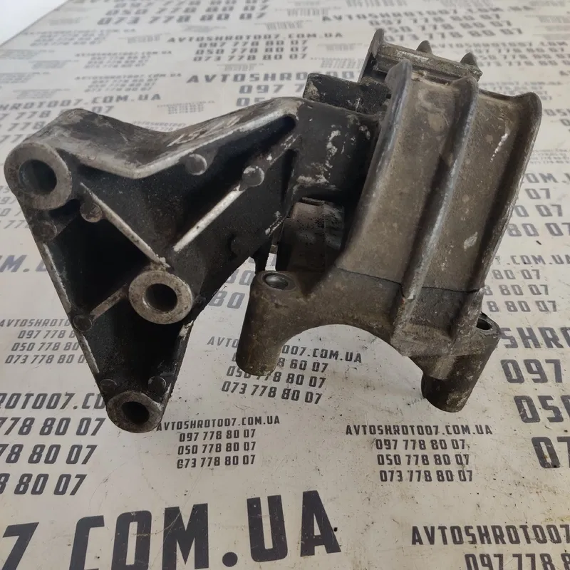 Кронштейн подушки двигуна Opel Vectra B (95-02) OEM 90496729