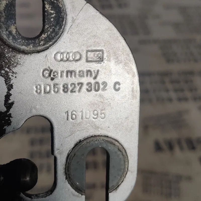 Петля капоту Volkswagen Passat B5 (96-05) права 8D5827302C