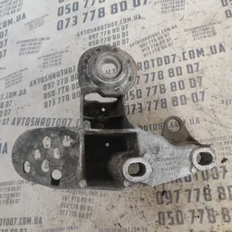 Кронштейн подушки двигуна VW Passat B5 96-05 лів 4b0199351b
