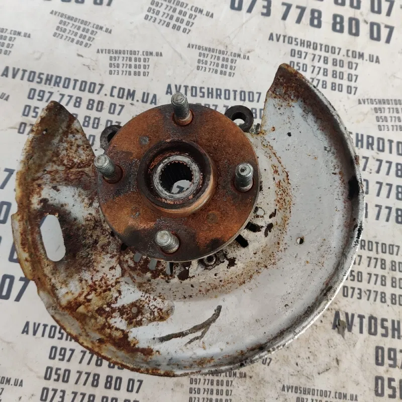 Поворотний кулак Geely MK (06-15) 1.5 бенз лівий OEM 11003