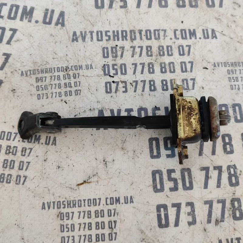 Обмежувач дверей Geely MK 06-16 1.5 бенз зад. пр. OEM 576052