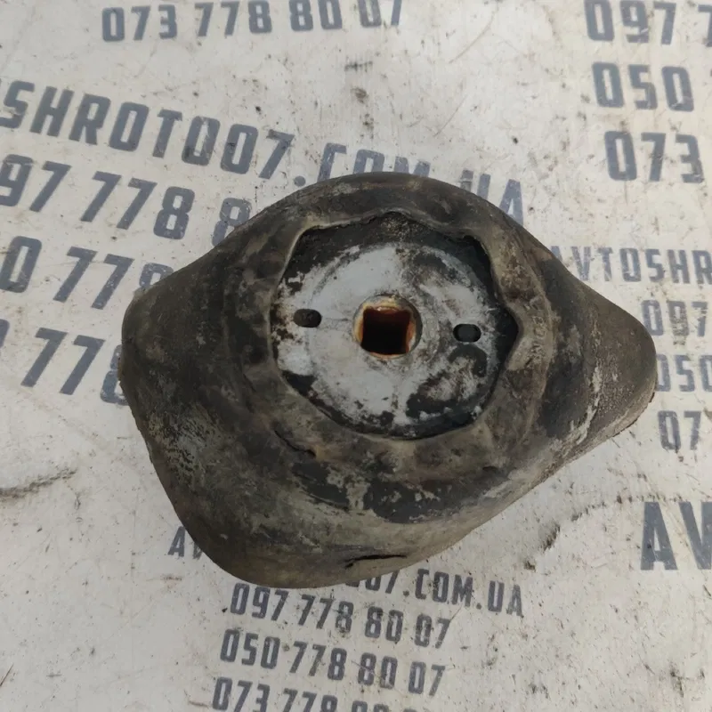 Подушка МКПП Volkswagen Passat B5 (96-05) права 8D0399151J