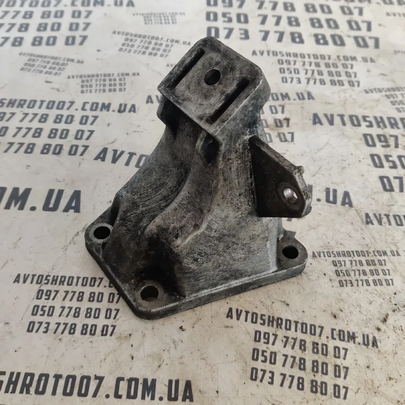 Кронштейн подушки двигуна VW Passat B5 правий OEM 4b0199308