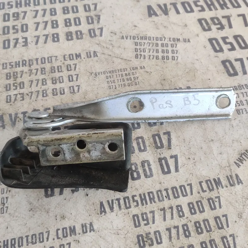 Петля капоту ліва Skoda Superb 1 (01-08) OEM 3B0823301A