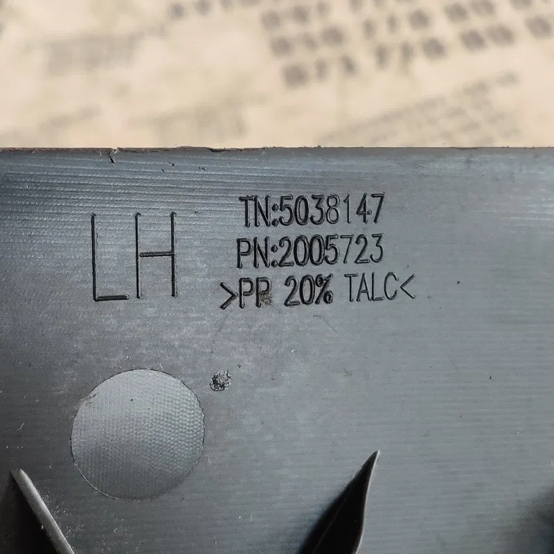 Накладка салону VW Passat B8 USA передня ліва OEM 5038147