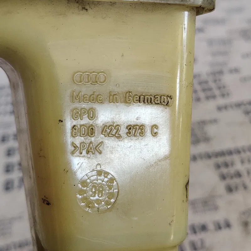 Бачок насосу ГУР Volkswagen Passat B5 (96-05) OEM 8D0422373C