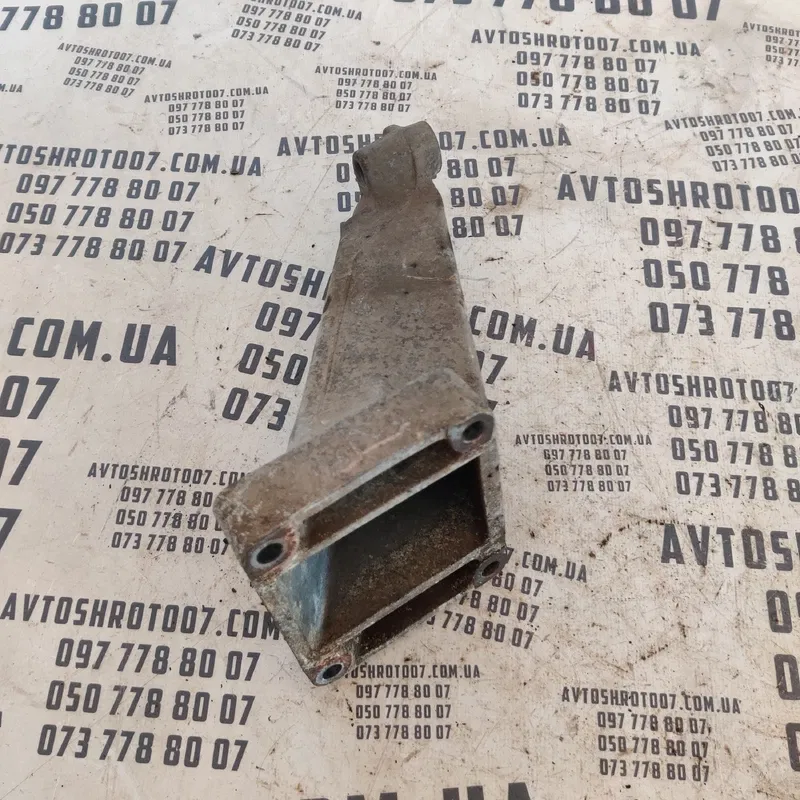 Кронштейн подушки S-Class W220 (98-05) ліва OEM A6132230304