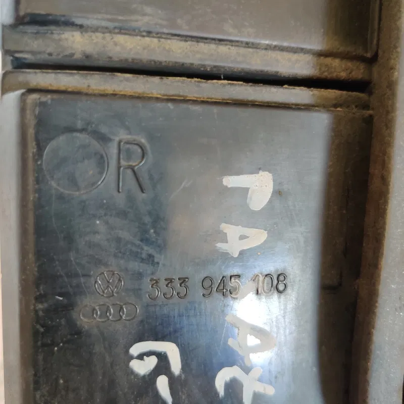 Ліхтар задній VW Passat B3 (88-93) правий OEM 333945108