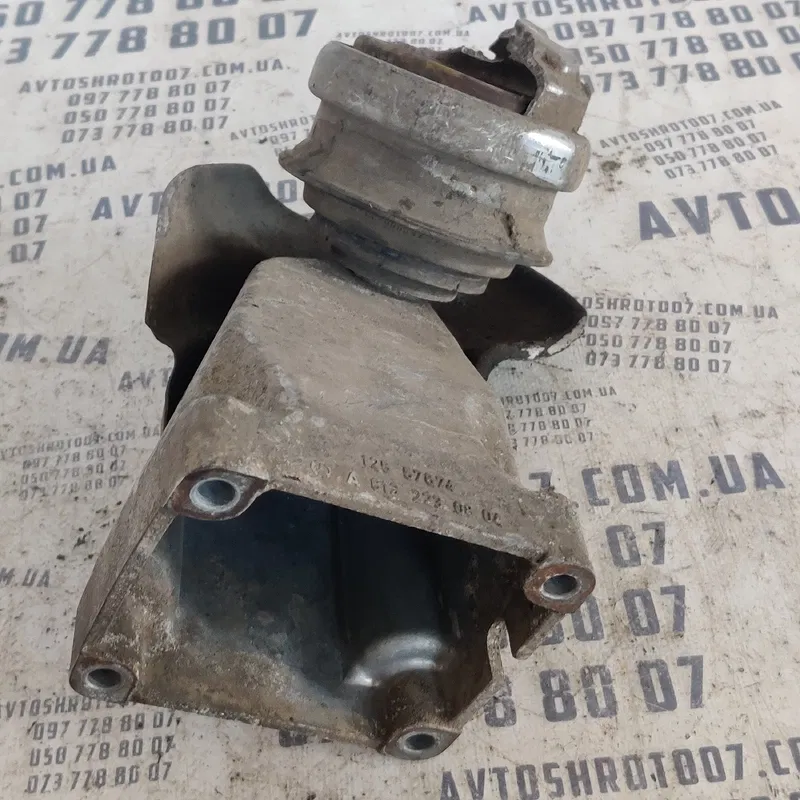 Кронштейн двигуна MB W220 (98-05) правий OEM A6132230804