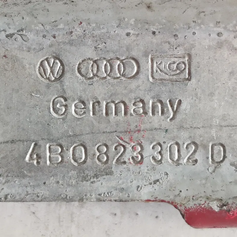 Петля капоту Audi A6 C5 (97-04) права OEM 4b0823302d
