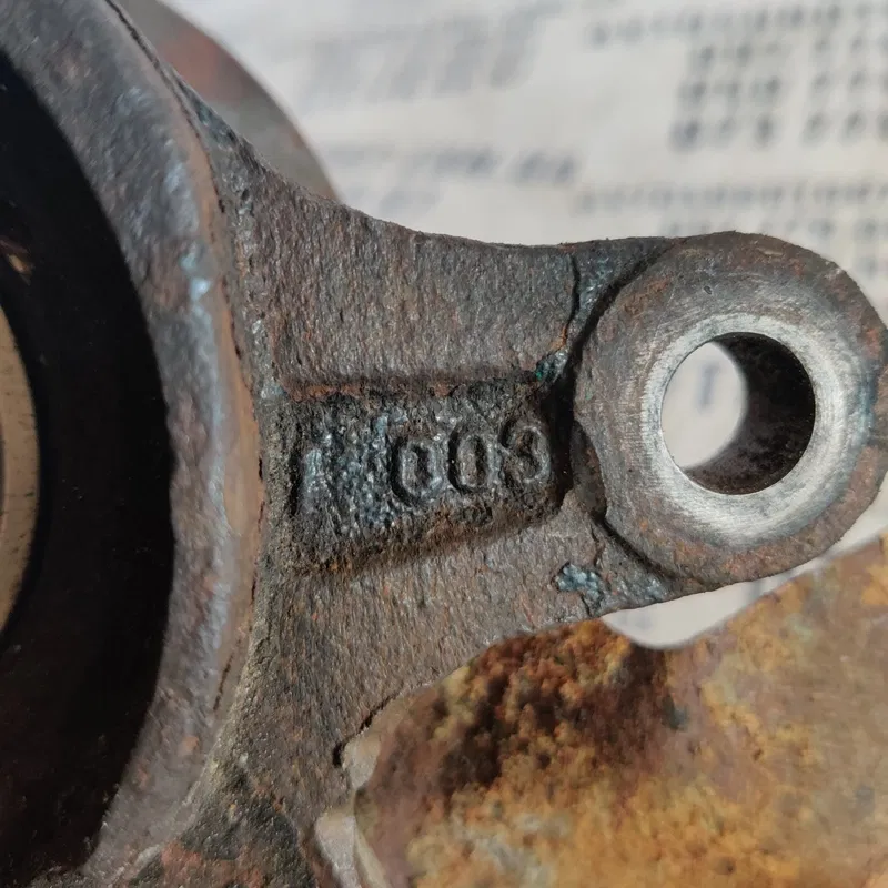 Поворотний кулак Geely MK (06-15) 1.5 бенз лівий OEM 11003