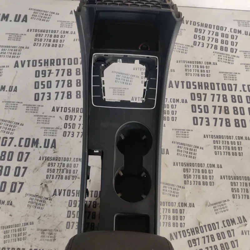 Підлокітник Volkswagen Passat B8 USA 561864089