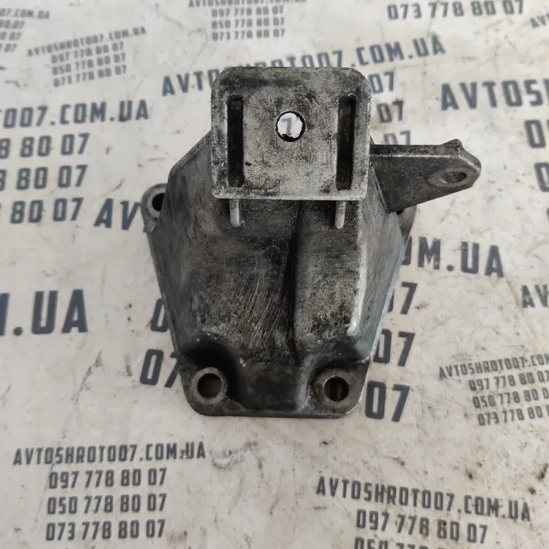 Кронштейн подушки двигуна VW Passat B5 правий OEM 4b0199308