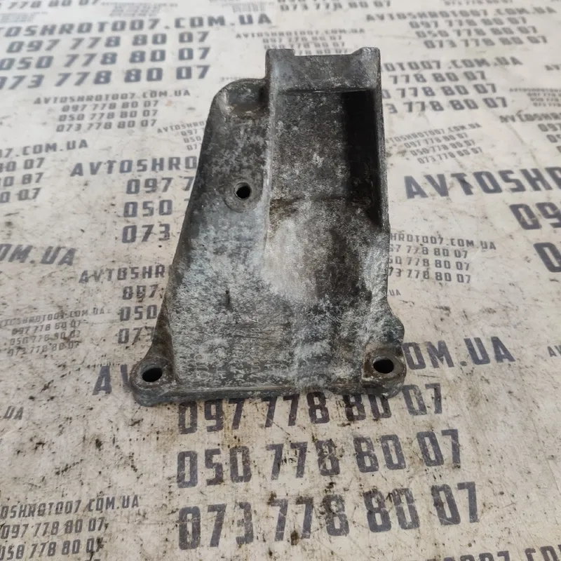 Кронштейн подушки Audi A8 D2 (94-02) права OEM 4d0199308a