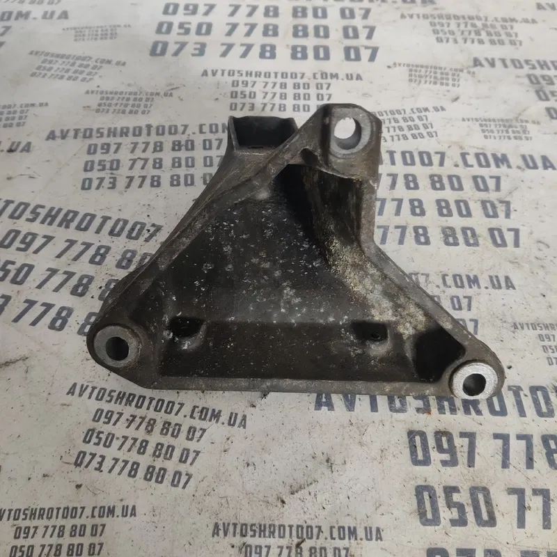 Кронштейн подушки двигуна Passat B5 96-05 права 8D0199308M