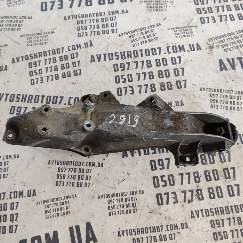Кронштейн подушки двигуна BMW 316i E36 90-00 1.6 OEM 1137015