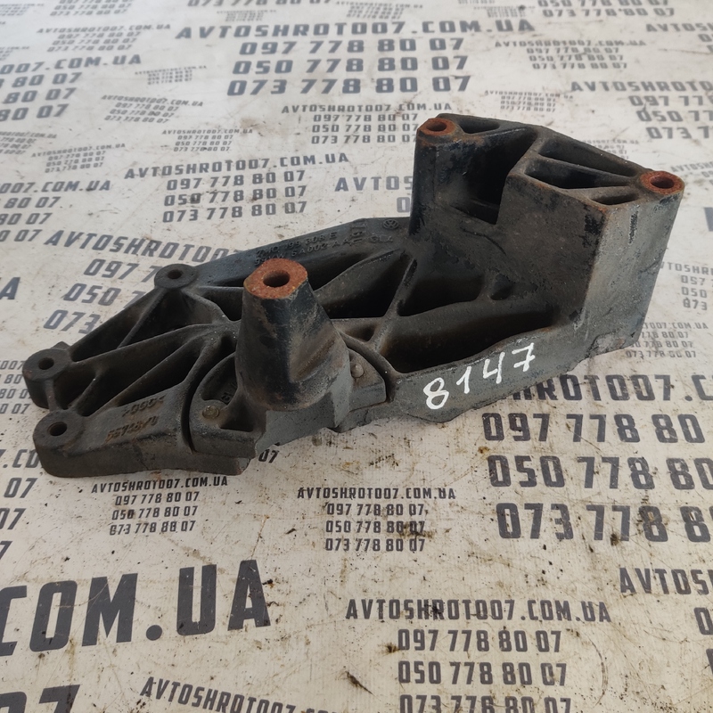 Кронштейн двигуна VW Sharan 1A (95-10) правий OEM 7m0199308e