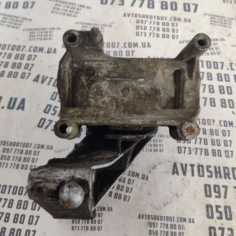 Кронштейн подушки двигуна Opel Vectra B (95-02) OEM 90496729