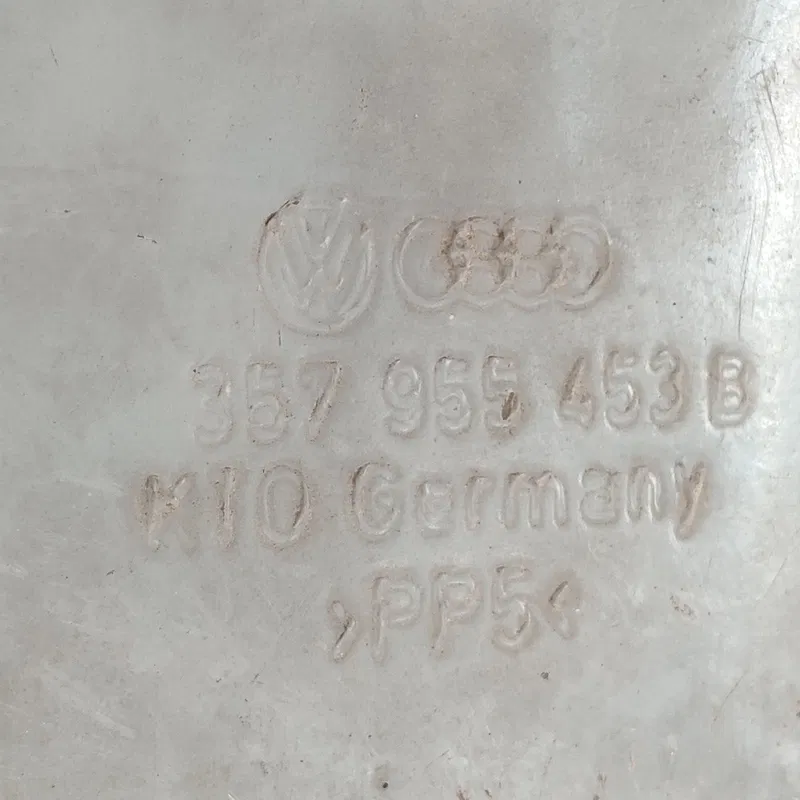Бачок омивача лобового скла VW Passat B3 (88-93) 357955453b