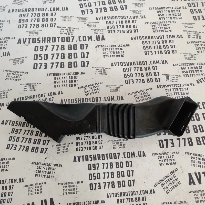Патрубок повітряний Audi A6 C5 (97-05) 8d0129617e 4b0129617b