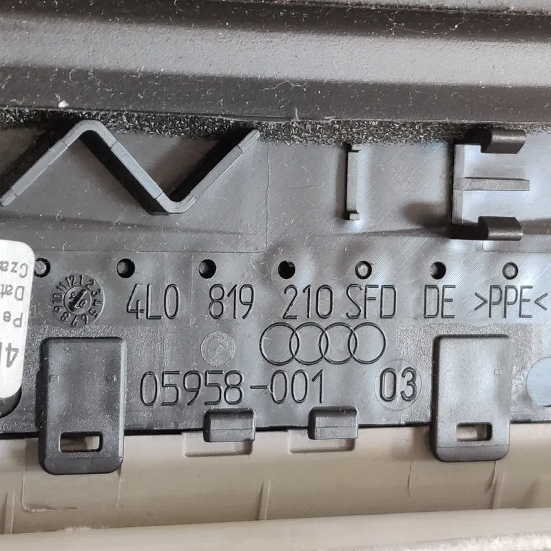 Накладка салону Audi Q7 4L 05-15 3.6б права OEM 4L0863321H