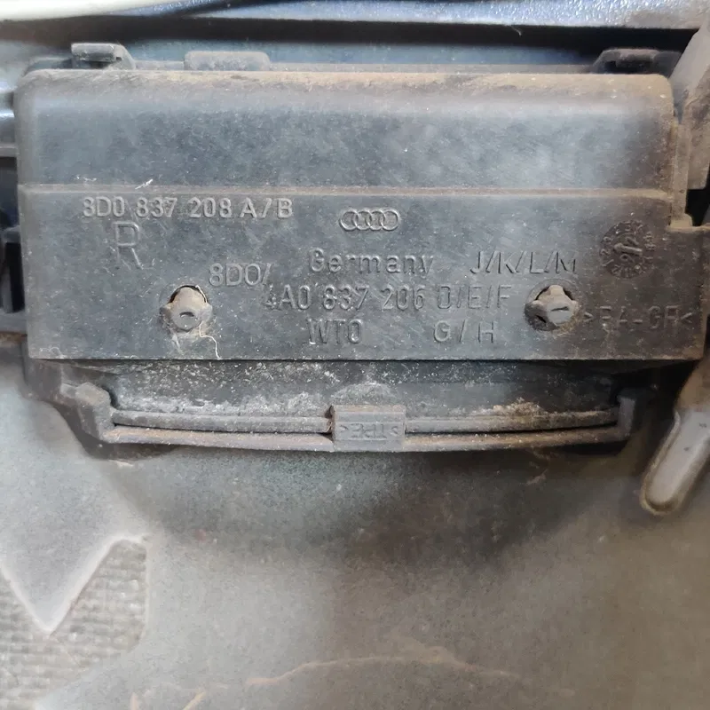Двері передні праві Audi A8 D2 OEM 8D0837208A