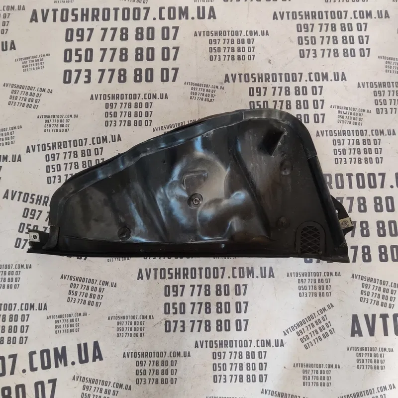 Накладка зовнішня Audi Q7 4L (05-15) 3.6 Бенз OEM 4L0819511